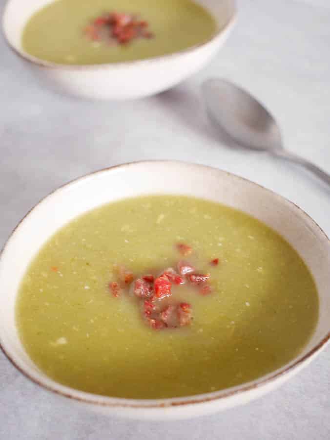 Bloemkoolsoep met prei en spekjes | Foodaholic.nl