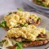 Toast met roerei, truffelkaas en champignons | Foodaholic.nl