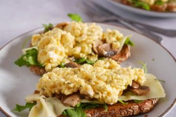 Toast met roerei, truffelkaas en champignons | Foodaholic.nl