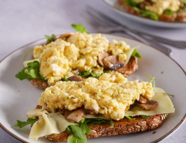 Toast met roerei, truffelkaas en champignons | Foodaholic.nl