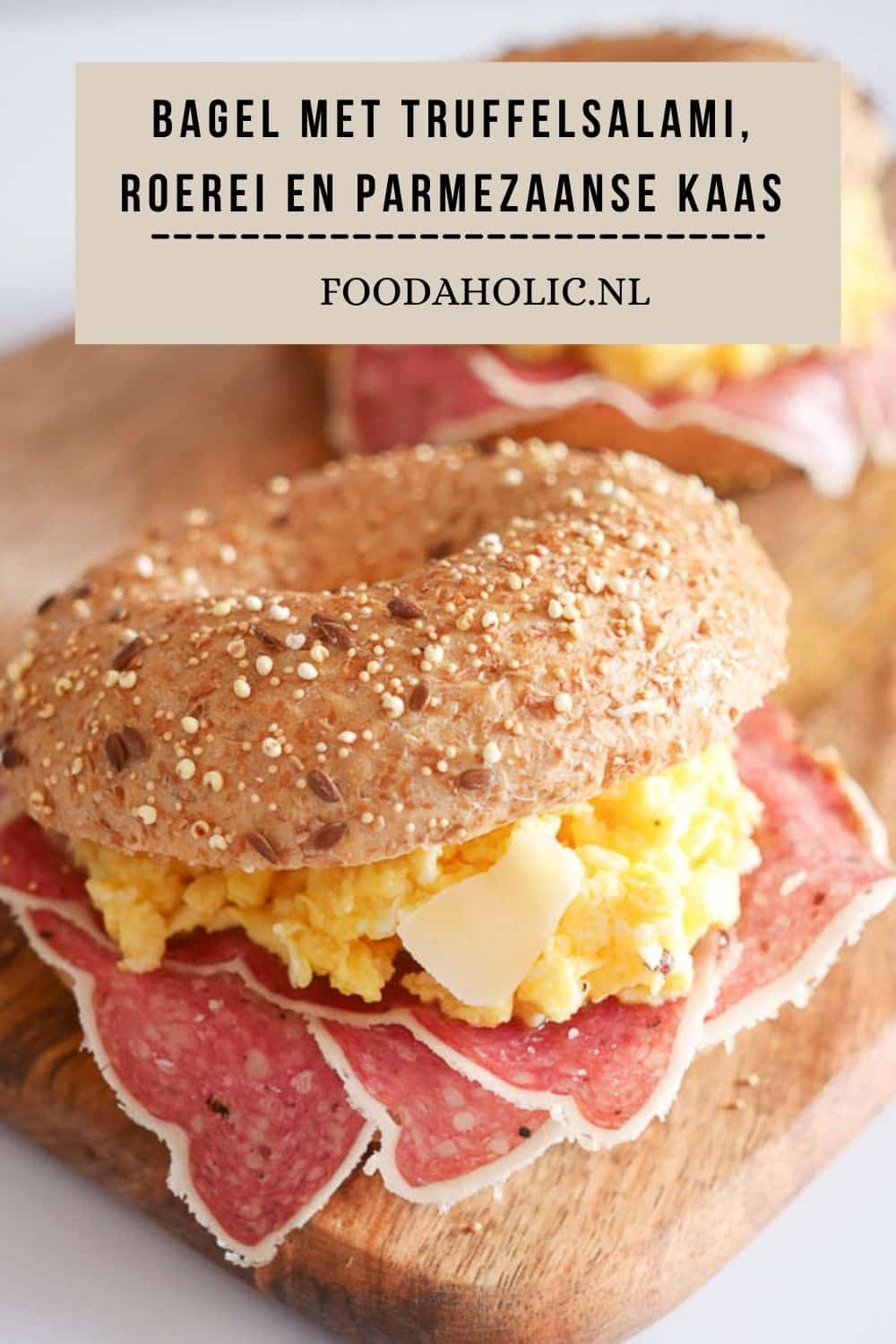 Bagel met truffelsalami, roerei en Parmezaanse kaas | Foodaholic.nl