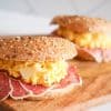 Bagel met truffelsalami, roerei en Parmezaanse kaas | Foodaholic.nl