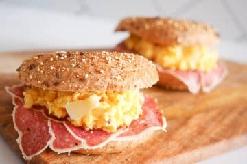 Bagel met truffelsalami, roerei en Parmezaanse kaas | Foodaholic.nl