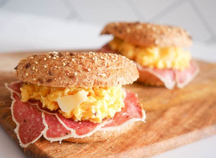 Bagel met truffelsalami, roerei en Parmezaanse kaas | Foodaholic.nl