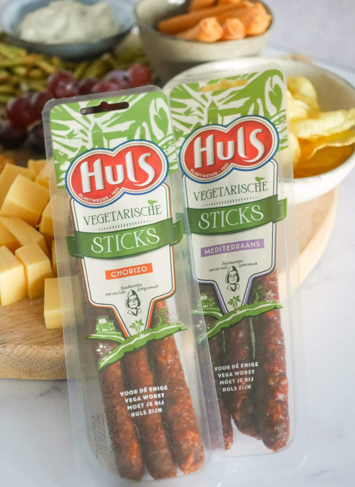 Borrelplank met vega droge worst | Foodaholic.nl