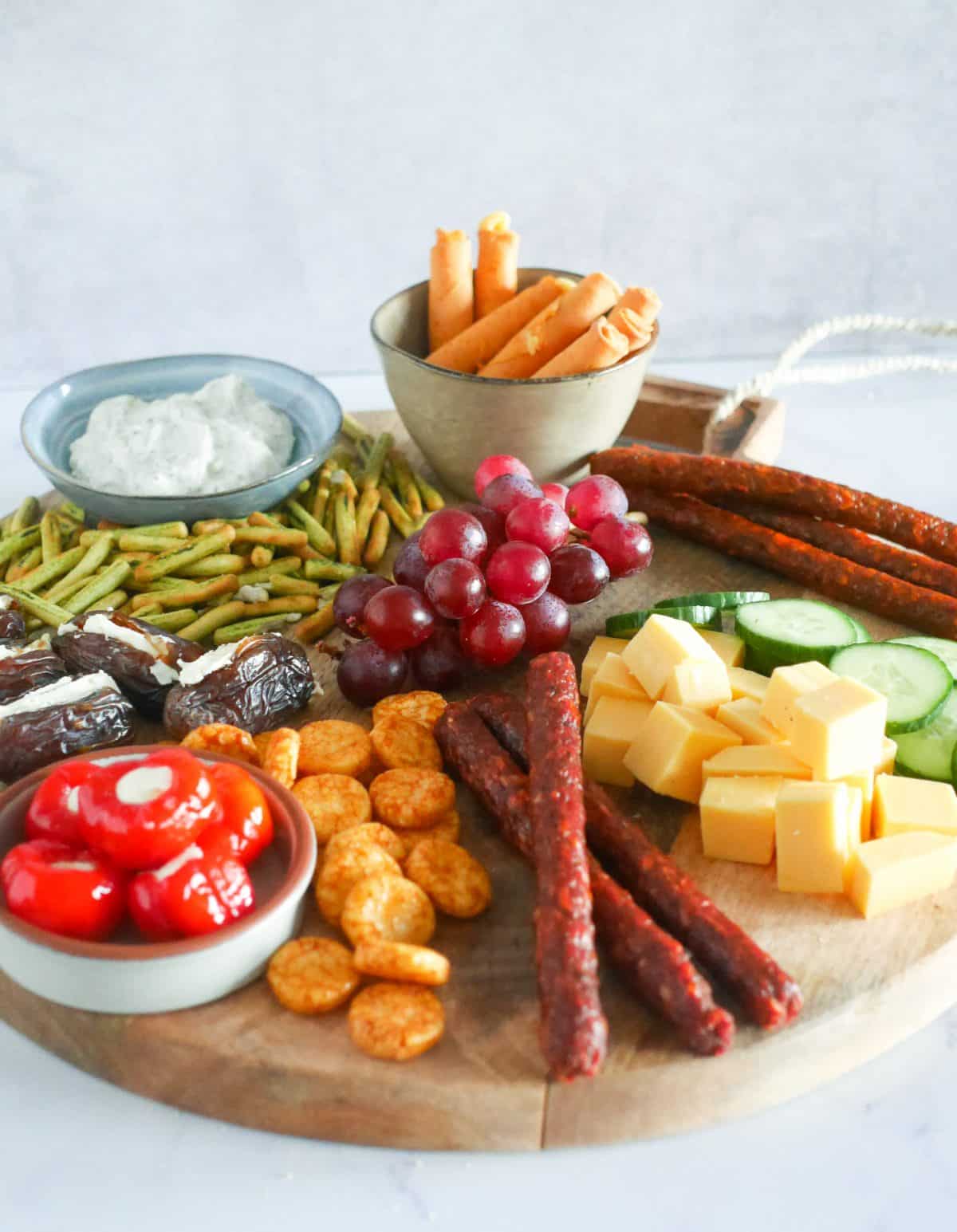 Borrelplank met vega droge worst | Foodaholic.nl