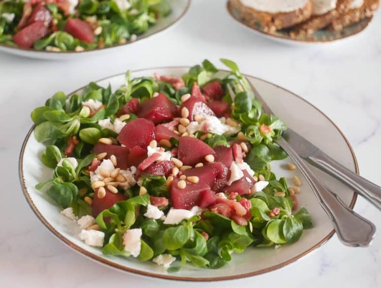 Salade met stoofpeer en geitenkaas | Foodaholic.nl