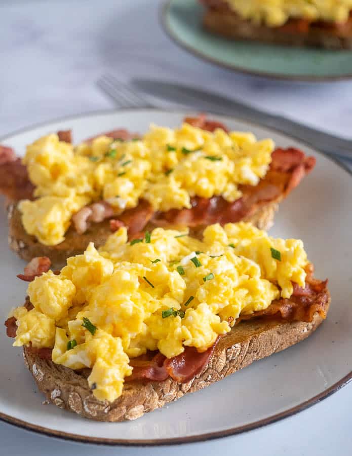 Toast met roerei en ontbijtspek | Foodaholic.nl
