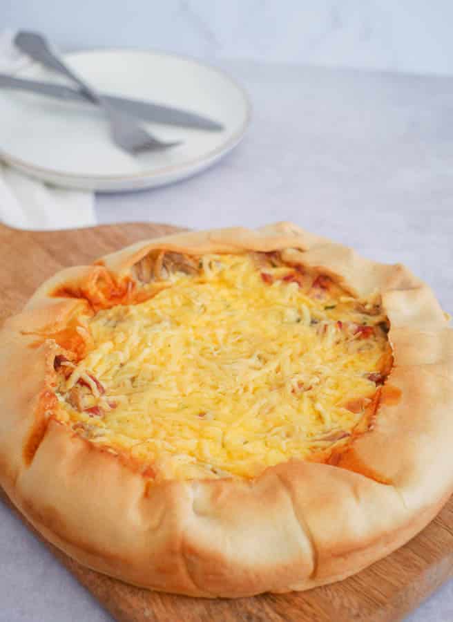 Hartige taart met spekjes, champignons, kaas en ui | Foodaholic.nl