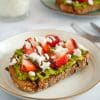 Toast met avocado, geitenkaas en aardbeien | Foodaholic.nl