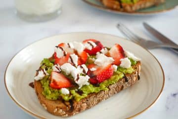 Toast met avocado, geitenkaas en aardbeien | Foodaholic.nl