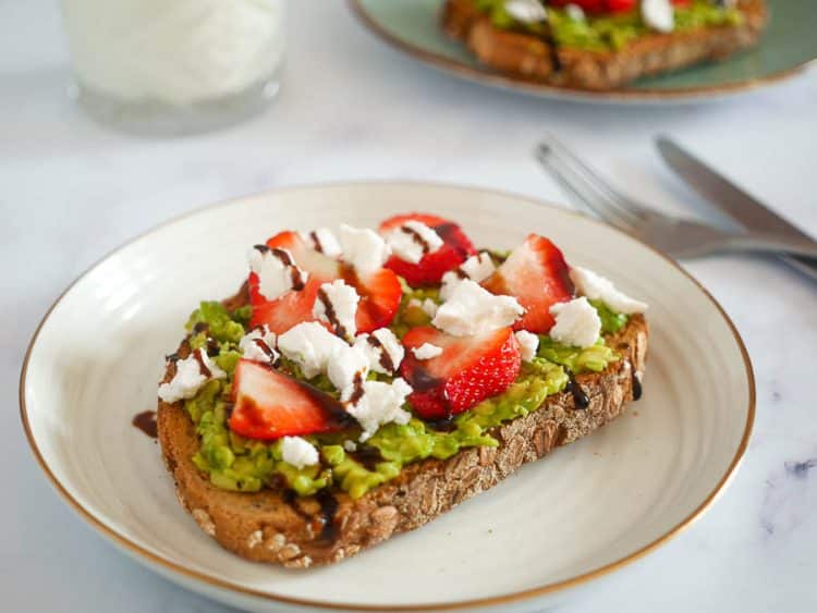 Toast met avocado, geitenkaas en aardbeien | Foodaholic.nl