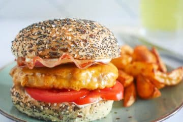 Kipburger met cheddar, tomaat en pancetta | Foodaholic.nl