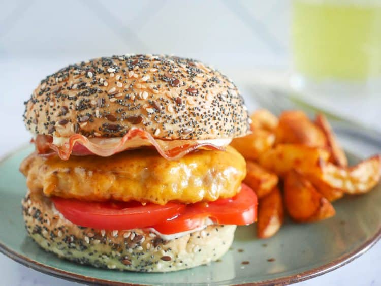 Kipburger met cheddar, tomaat en pancetta | Foodaholic.nl