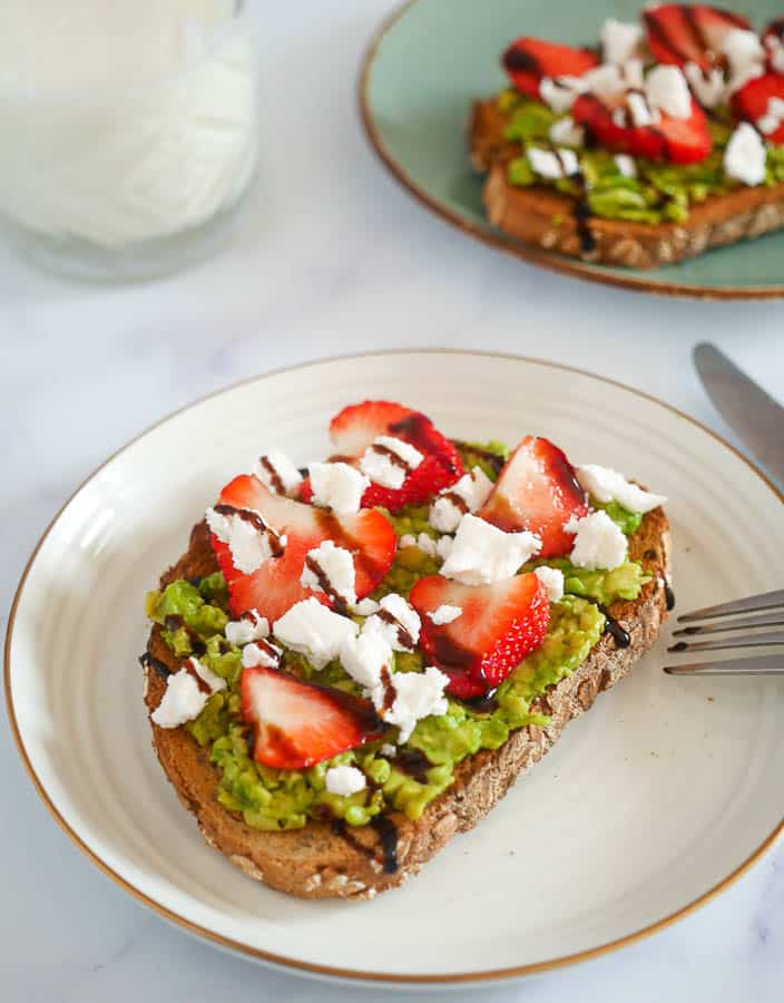 Toast met avocado, geitenkaas en aardbeien | Foodaholic.nl