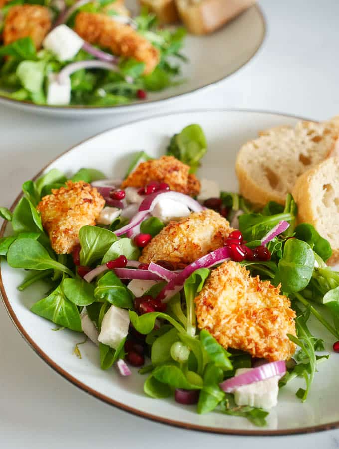 Salade met krokante kip, granaatappel en feta