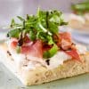 Focaccia met Burrata, rauwe ham en rucola