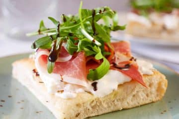 Focaccia met Burrata, rauwe ham en rucola