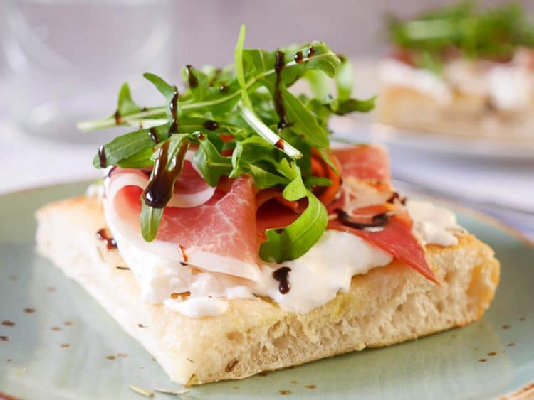 Focaccia met Burrata, rauwe ham en rucola