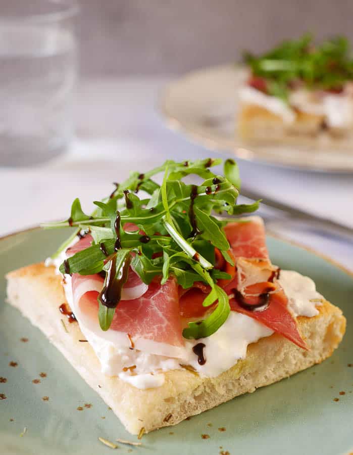 Focaccia met Burrata, rauwe ham en rucola | Foodaholic.nl