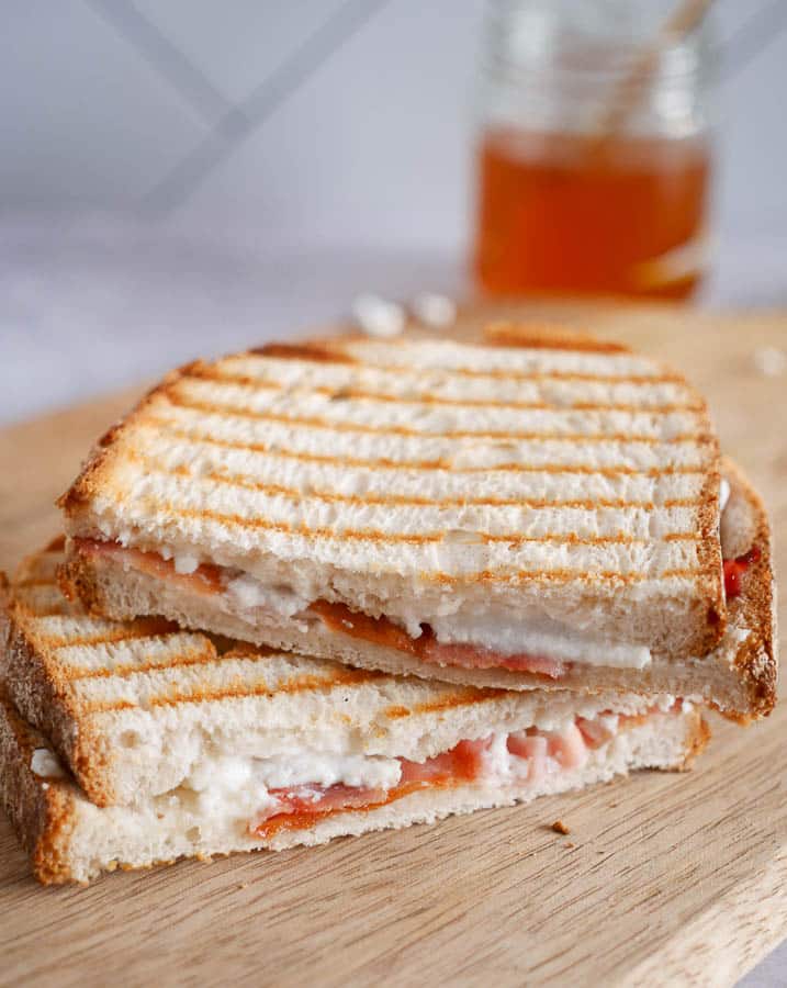 Tosti met geitenkaas en ontbijtspek | Foodaholic.nl