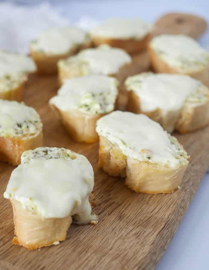 Knoflookbroodjes met mozzarella