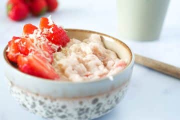 Rijstepap met aardbei en witte chocolade