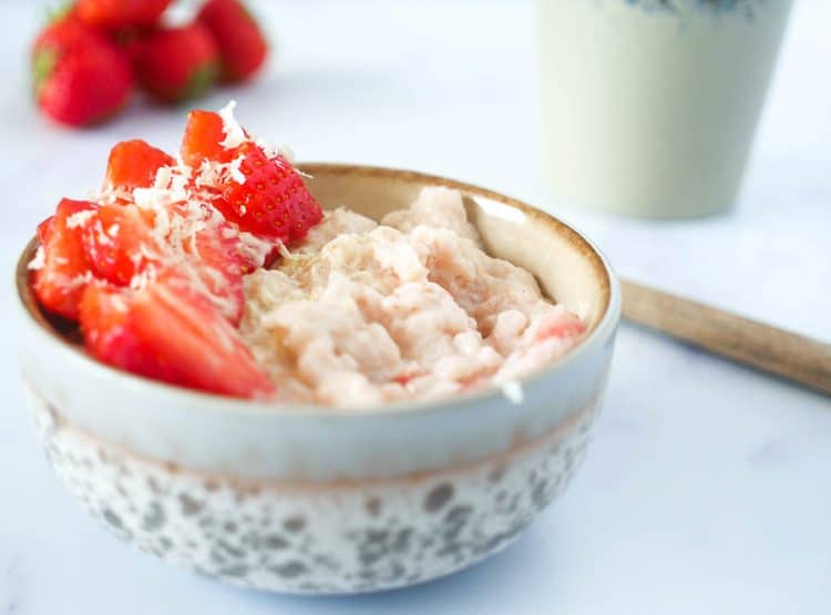 Rijstepap met aardbei en witte chocolade