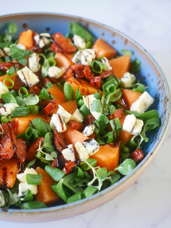 Salade met blauwe kaas, krokante chorizo en meloen | Foodaholic.nl