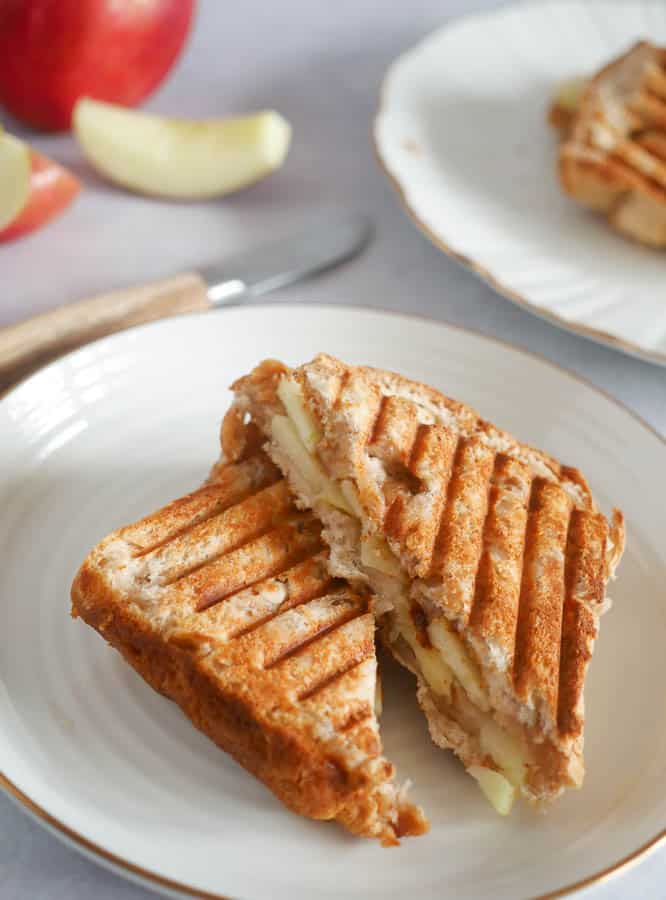 Tosti van suikerbrood met appel