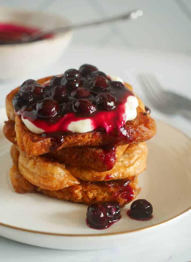 Wentelteefjes van suikerbrood met blauwe bessen