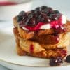 Wentelteefjes van suikerbrood met blauwe bessen