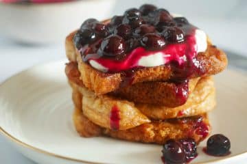 Wentelteefjes van suikerbrood met blauwe bessen