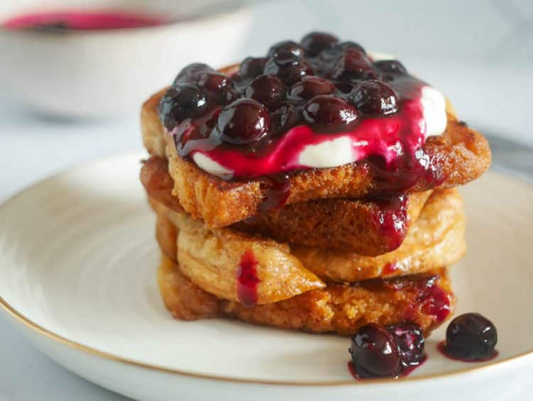 Wentelteefjes van suikerbrood met blauwe bessen