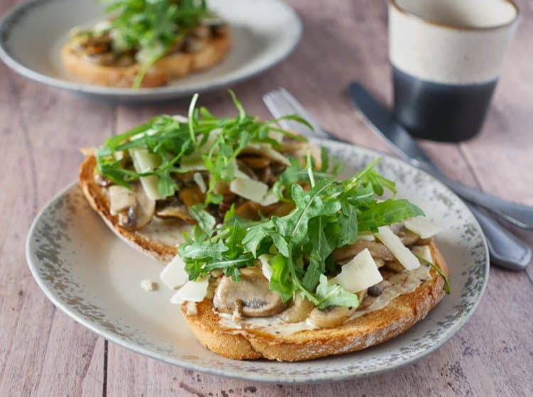 Toast met gebakken champignons