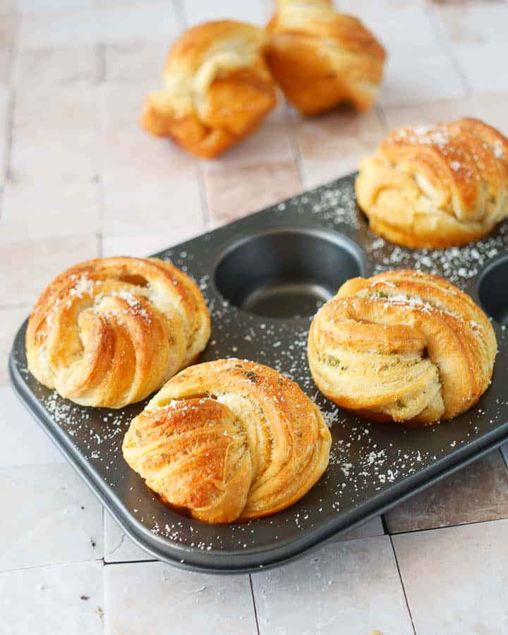 Cruffins met knoflook en Parmezaanse kaas | Foodaholic.nl