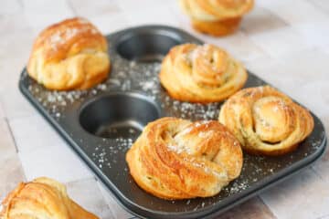 Cruffins met knoflook en Parmezaanse kaas