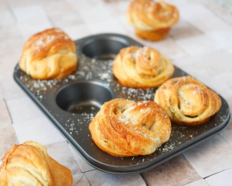 Cruffins met knoflook en Parmezaanse kaas