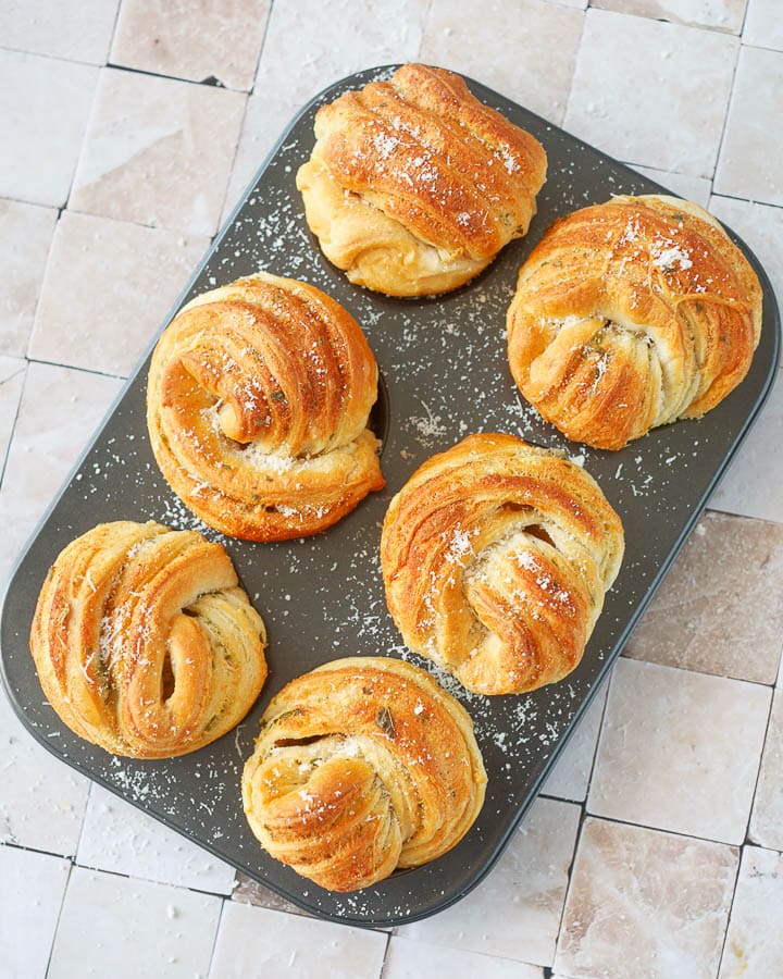 Cruffins met knoflook en Parmezaanse kaas | Foodaholic.nl