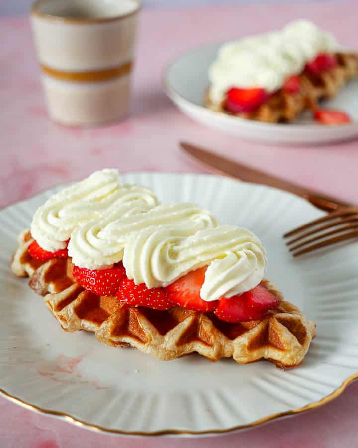 Croffle met aardbeien en slagroom | Foodaholic.nl