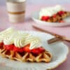 Croffle met aardbeien en slagroom | Foodaholic.nl