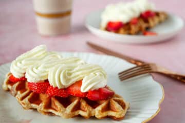 Croffle met aardbeien en slagroom | Foodaholic.nl