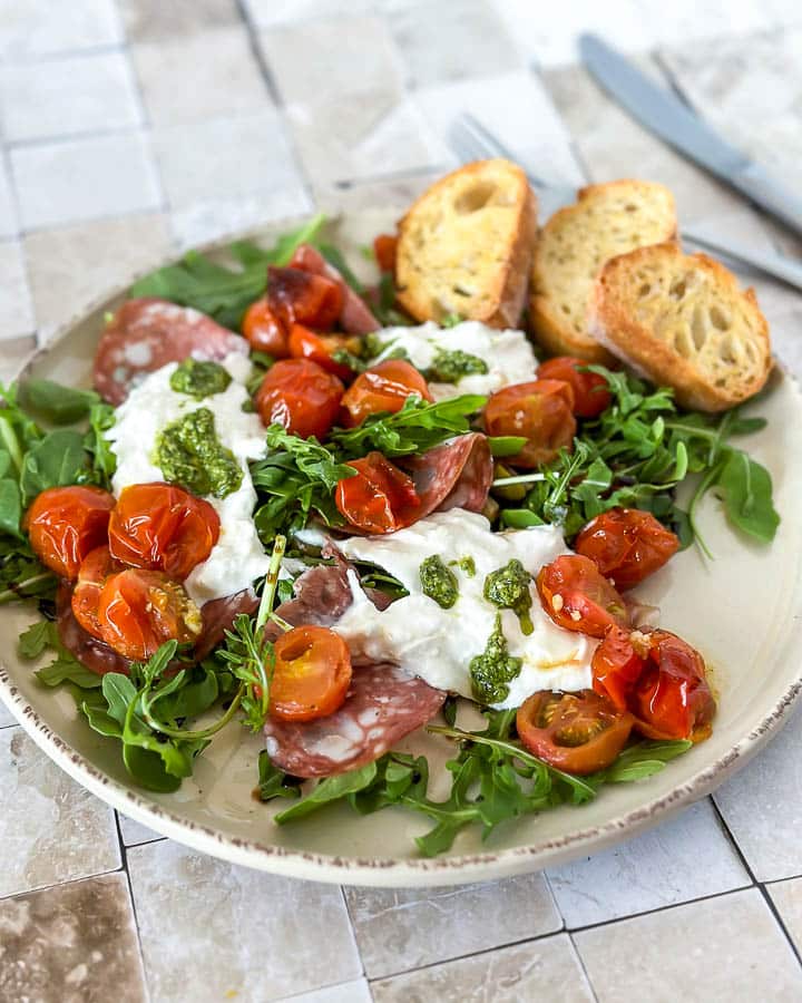 Salade met burrata, spinata romana en gepofte tomaatjes | Foodaholic.nl