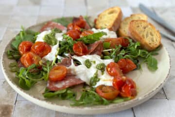 Salade met burrata, spinata romana en gepofte tomaatjes | Foodaholic.nl