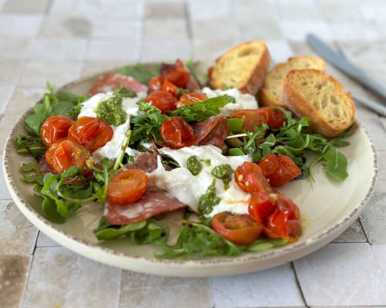 Salade met burrata, spinata romana en gepofte tomaatjes | Foodaholic.nl