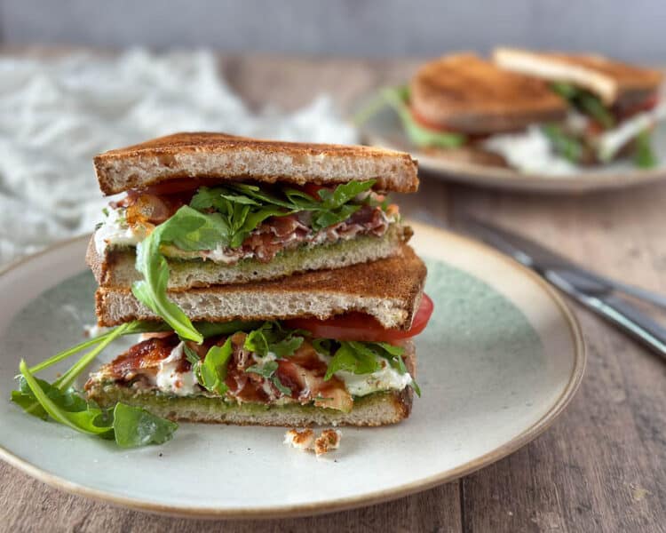 Sandwich met Burrata en pancetta  | Foodaholic.nl