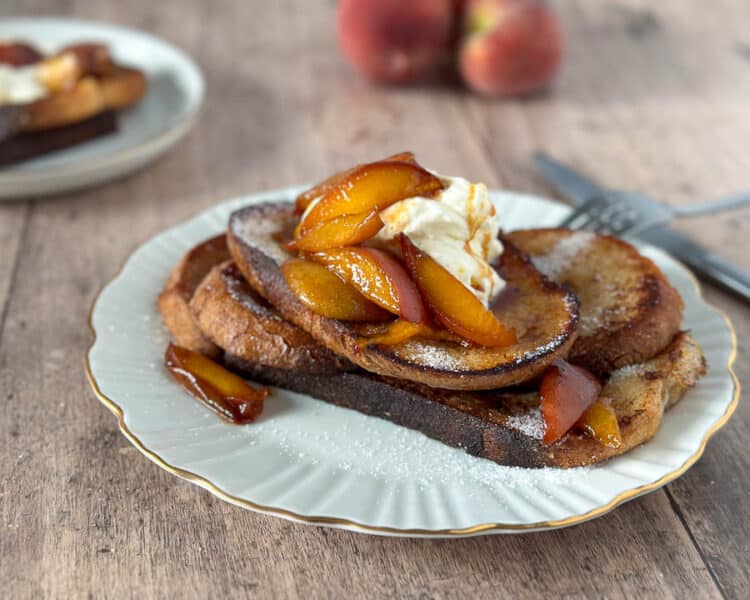 Wentelteefjes met gekarameliseerde perzik | Foodaholic.nl