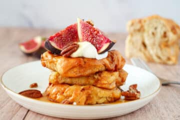 Wentelteefjes van suikerbrood met skyr, verse vijgen, pecannoten en maple syrup