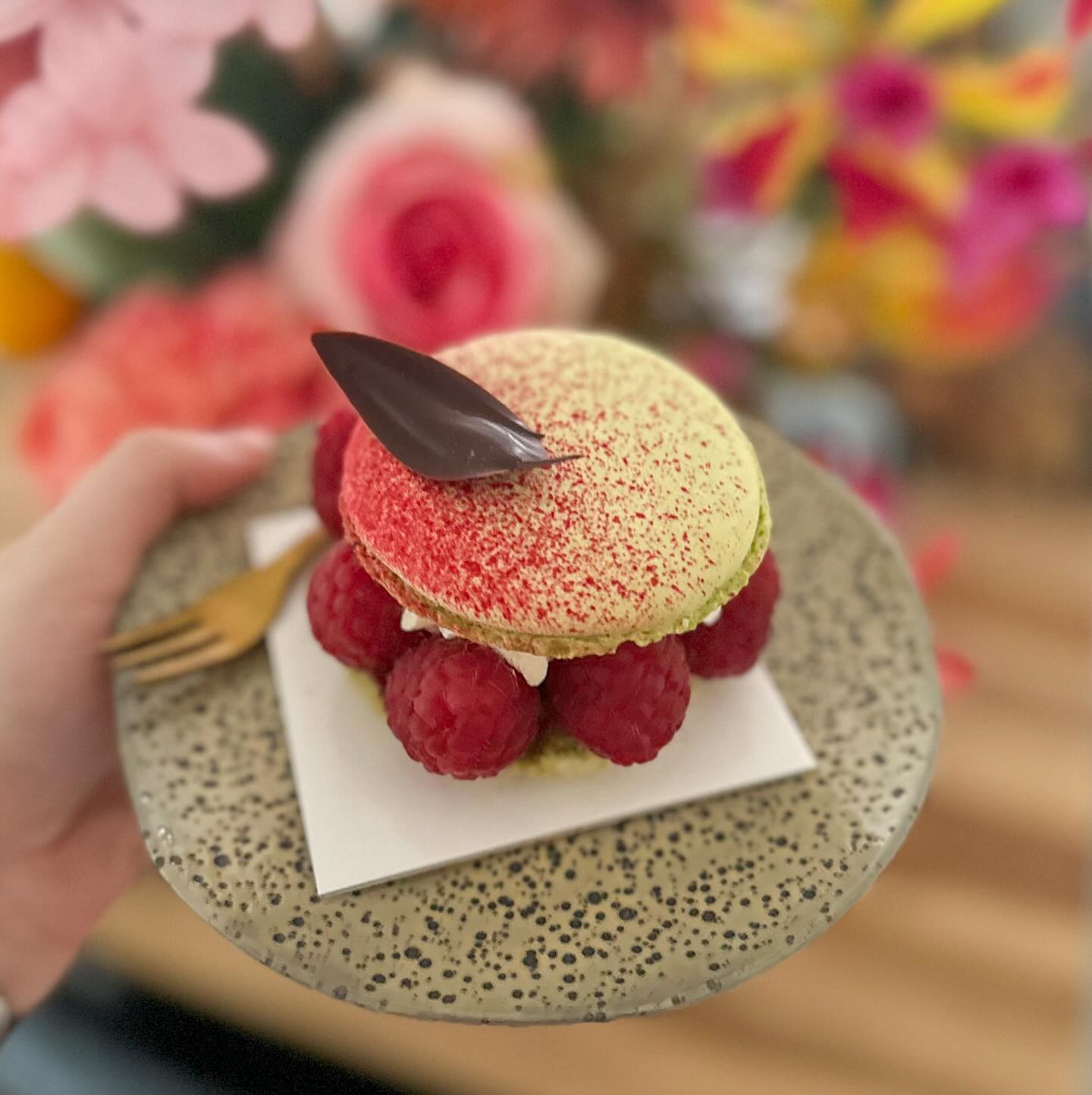 Jaja, daar is ‘ie weer een keer! Een oude vertrouwde taartje getipt 🧁 Er komen iets minder taartjes voorbij de laatste tijd, maar.. tada! Daar is er weer eentje en wat voor één!

Het “Moulin Rouge” eenpersoons taartje en wauw! Deze was niet alleen heel mooi, maar ook echt fantastisch lekker! Het is een grote macaron met verse frambozen, lychee en slagroom. De smaken combineerden echt goed samen. Heb van iedere hap genoten. 

Patisserie Nijtmans stond al erg lang op mijn moet-ik-eens-heen lijst en stelde absoluut niet teleur. Voor bij de soep namen we ook nog een saucijzenbroodje mee en ook die zouden we zo weer halen. 

📱- patisserie_nijtmans 
📍- Arnhemseweg 40 in Amersfoort
🧁 - Moulin Rouge (glutenvrij) 
💶 - €5,75 

Leuk, als ik de “getipt” posts weer een beetje op ga pakken? 
Maak er vandaag weer een mooie dag van! 🌸 
Liefs, Daniëlle