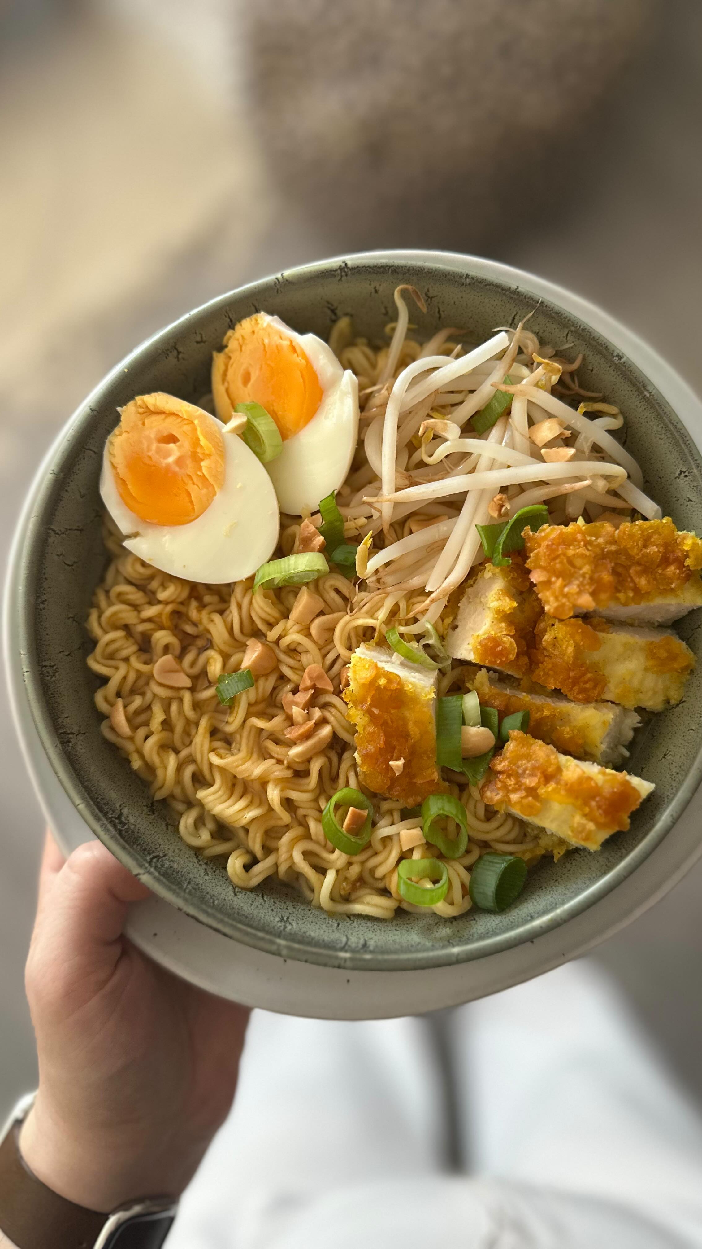 Dit is toch altijd goed 🥰 

Ik maakte met de Curry Chicken Noedelsoep van vifon_nederland dit gerecht. Super snel en super lekker! 

Ik voegde er zelf nog een krokante kip shnitzel, taugé, gekookt eitje, bosui en gehakte pinda’s aan toe. 🍜

Je koopt de Noedels van Vifon bij verschillende supermarkten, maar ik haalde ze voor €0,65 bij de Albert Heljn. 

Eet smakelijk! 👋🏻

*AD